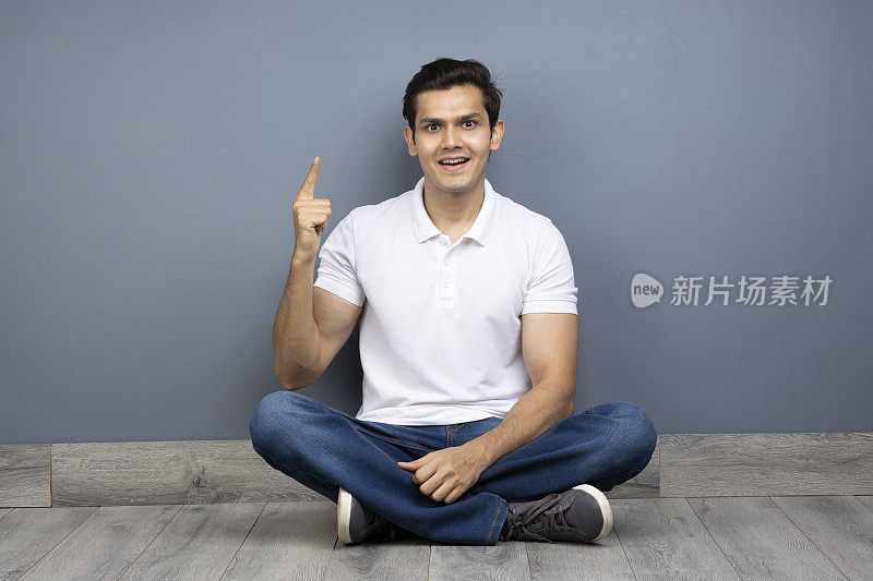 男人盘腿坐在地板上的stock photo